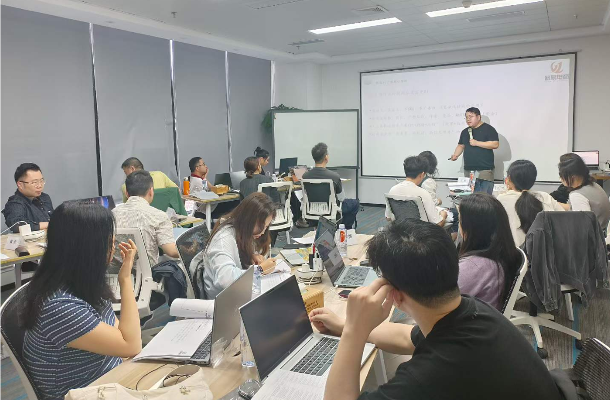 路易电商线下课堂，学员携带电脑参与实操