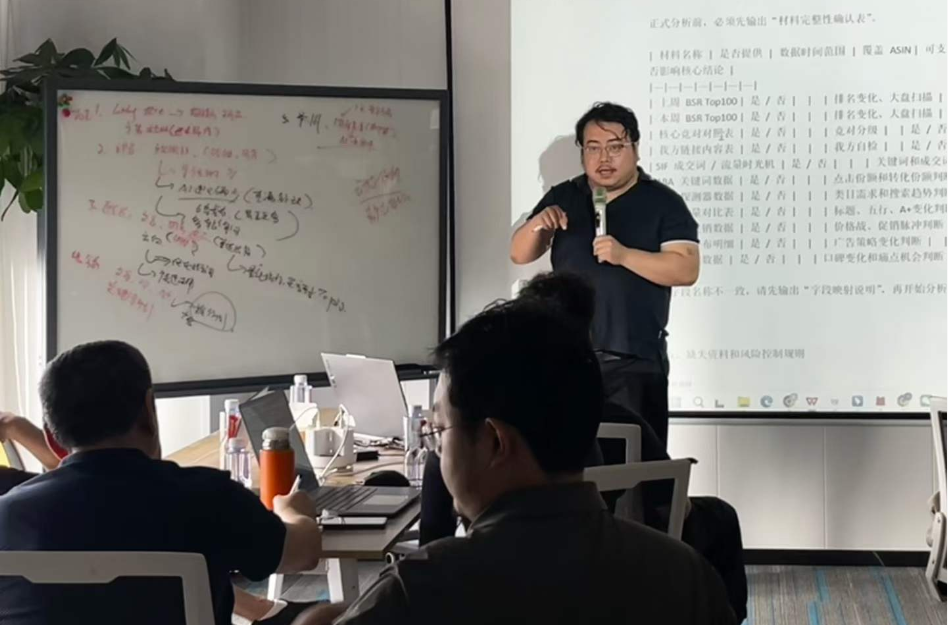 路易老师结合白板内容现场讲解
